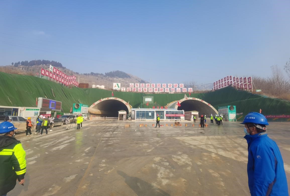 金衢设计集团所属金诺公司监理的临临高速岳阳山特长隧道全幅贯通